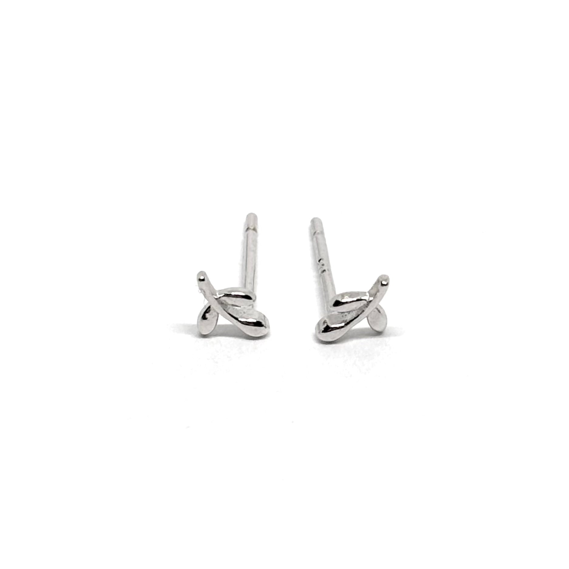 Boucles d’oreilles puces femme en argent 925 ornées de trois petites fleurs et de feuilles délicates, symbole de nature et de fleuraison. Bijou fin, élégant et intemporel, parfait pour un style féminin, frais et raffiné. Idéales en cadeau ou pour un port quotidien, ces puces argentées ajoutent une touche de douceur et d’éclat naturel à votre look